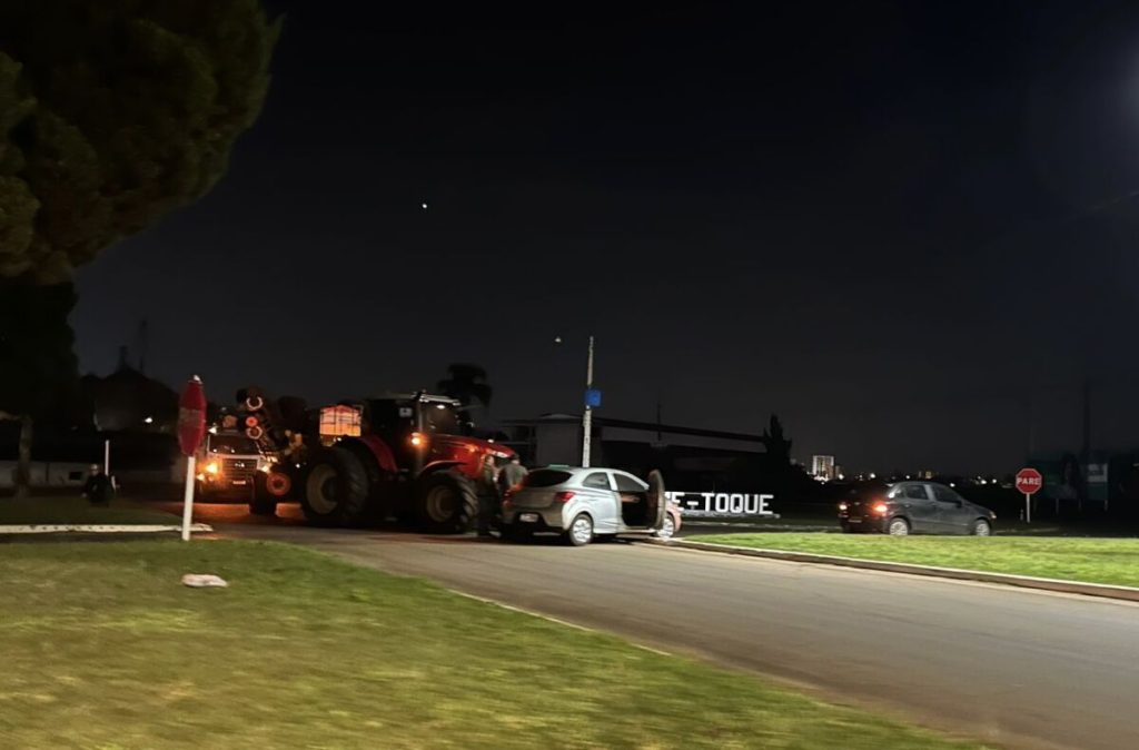Trator e Onix colidem no trevo da Expodireto