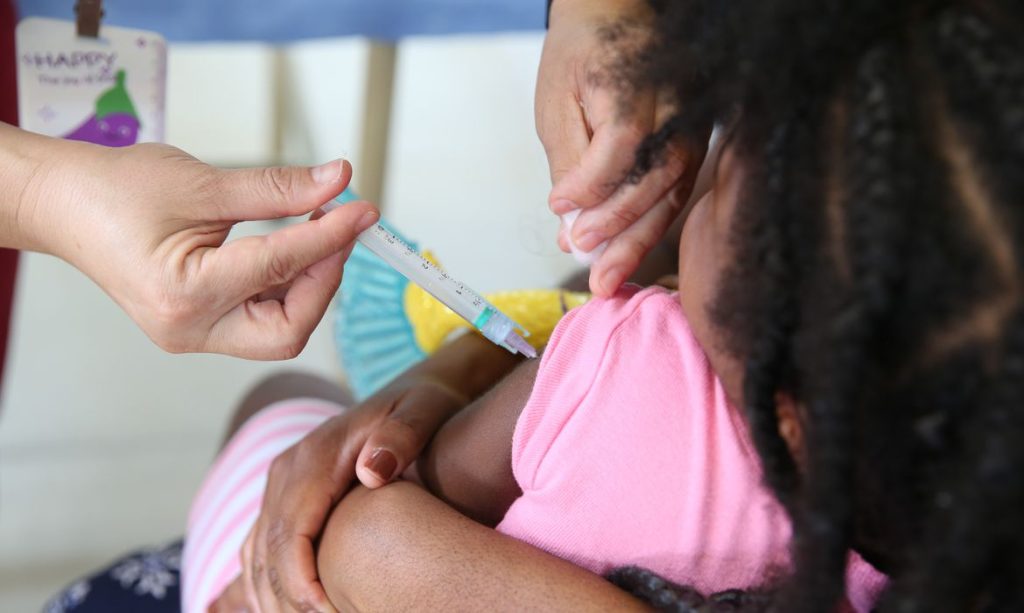 Cobertura vacinal de crianças aumenta após queda durante a pandemia