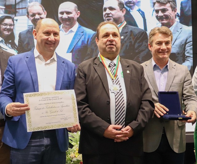 Assembleia Legislativa entrega Medalha do Mérito Farroupilha à Fetag/RS pelos 60 anos de história