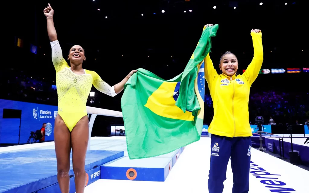 Dobradinha Brasileira no solo: Rebeca Andrade e Flávia Saraiva no pódio
