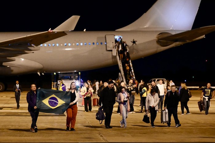 Primeiro avião com brasileiros resgatados em Israel pousa em Brasília