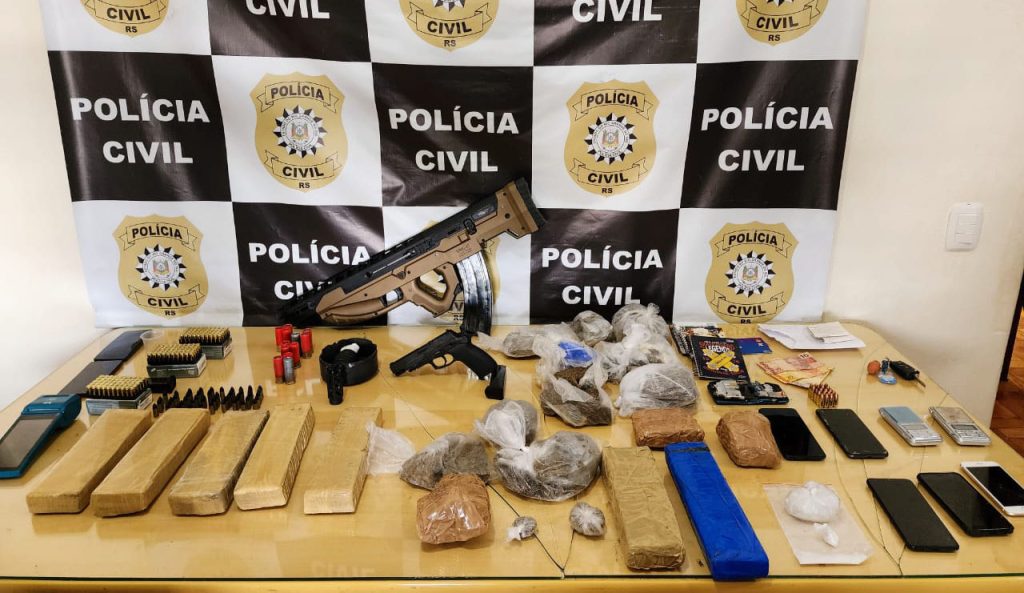 Polícia Civil apreende granada, armas de fogo, munições, drogas e prende duas pessoas em Sarandi