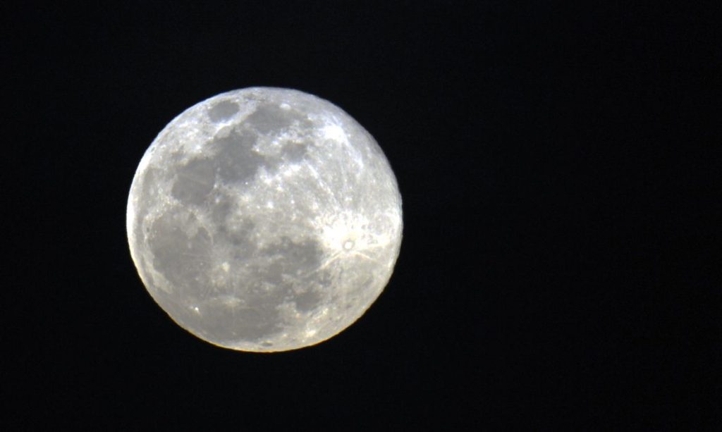 Eclipse parcial da Lua acontece hoje e poderá ser visto pela internet