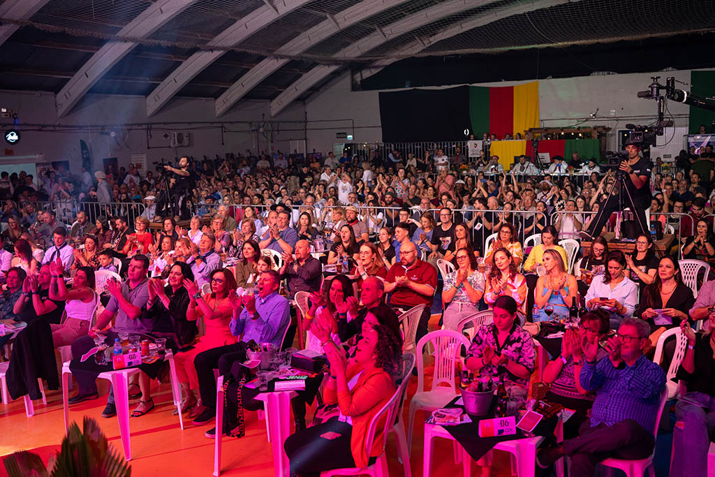 Grande público presente na primeira noite da Seara da canção em Carazinho