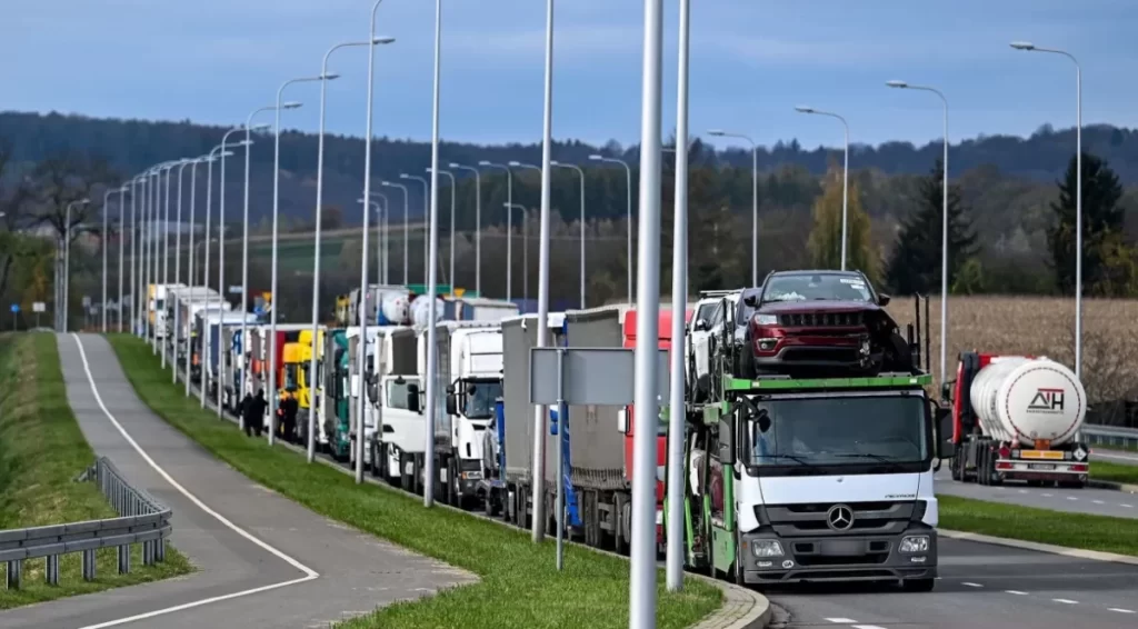 Cerca de 20 mil caminhões estão presos na fronteira entre Polônia e Ucrânia em meio a impasse com UE