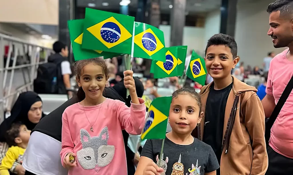 Grupo de brasileiros resgatados da Faixa de Gaza chega a Brasília