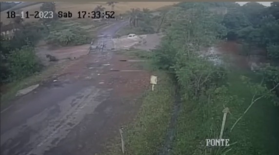 Veículo cai na ponte do rio em Coqueiros do Sul; as buscas estão em andamento