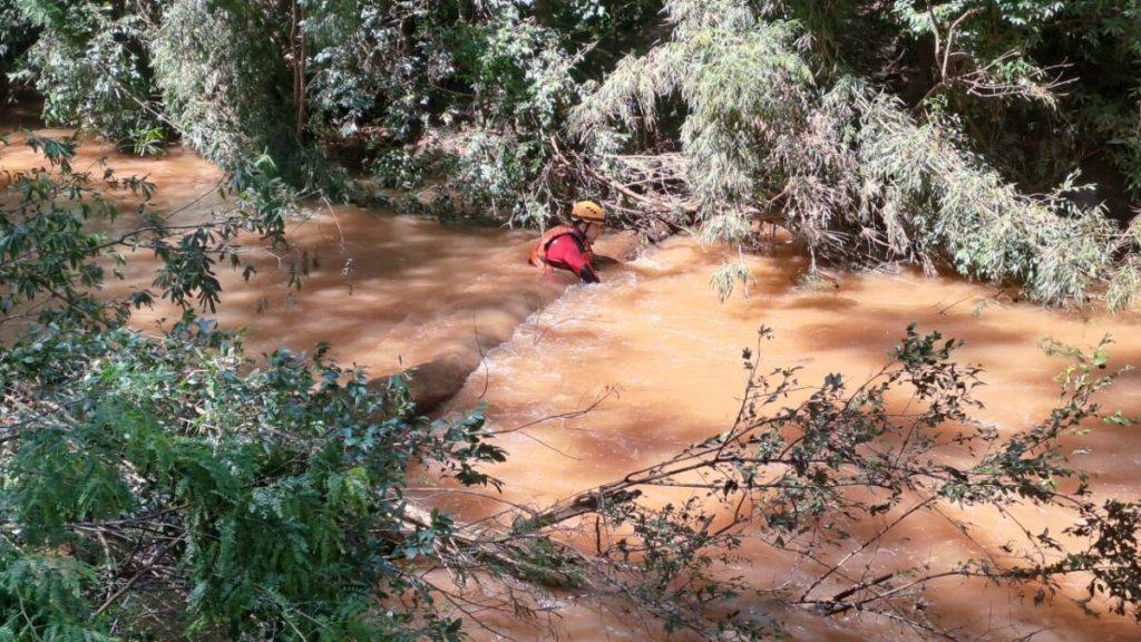 Encontrado o veículo que caiu no Rio Turvo em Coqueiros do Sul