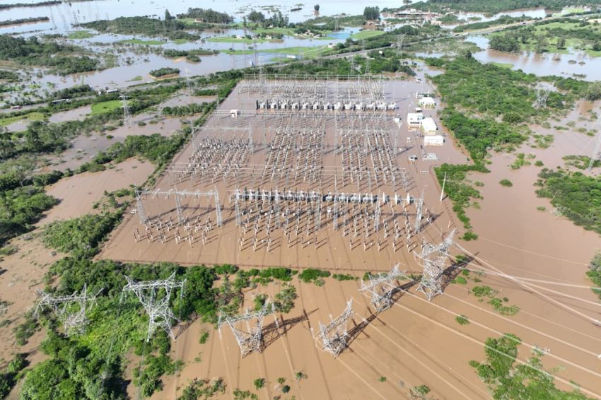 Pátio de subestação elétrica fica inundado em Nova Santa Rita