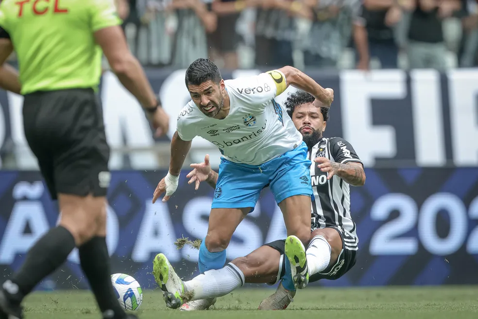 Grêmio é goleado pelo Atlético-MG e dorme fora do G-4