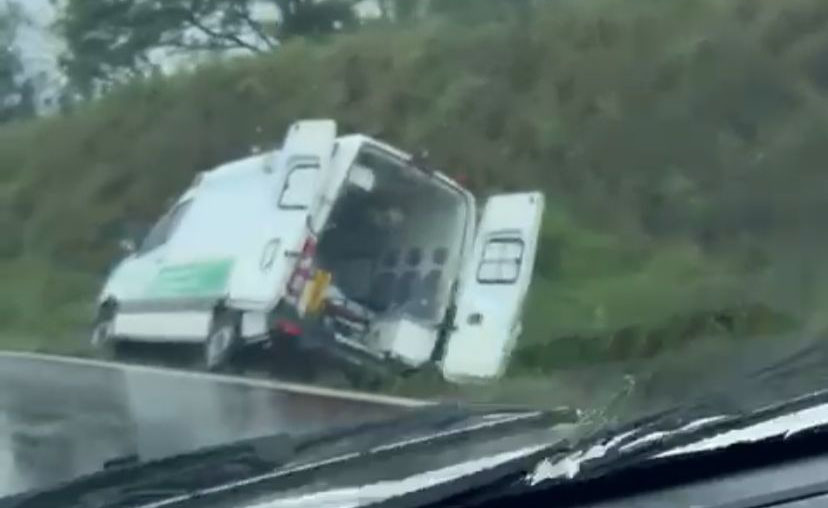 Ambulância sai da pista em trecho da BR285 entre Carazinho e Passo Fundo