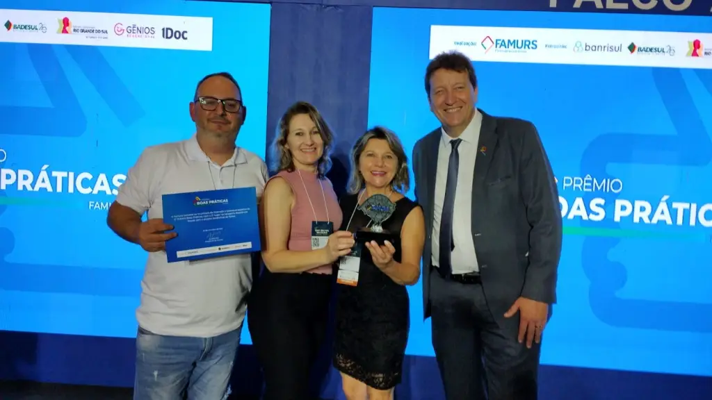 O Projeto Janelinhas do Saber, de Colorado, recebe o troféu de Boas Práticas pela FAMURS