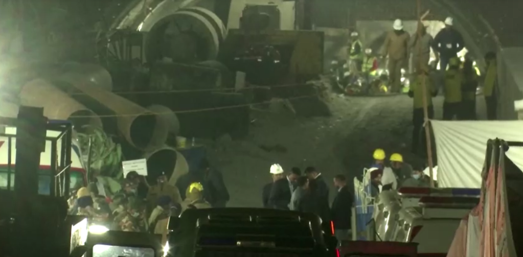 Equipes resgatam 41 trabalhadores presos em túnel na Índia depois de 17 dias