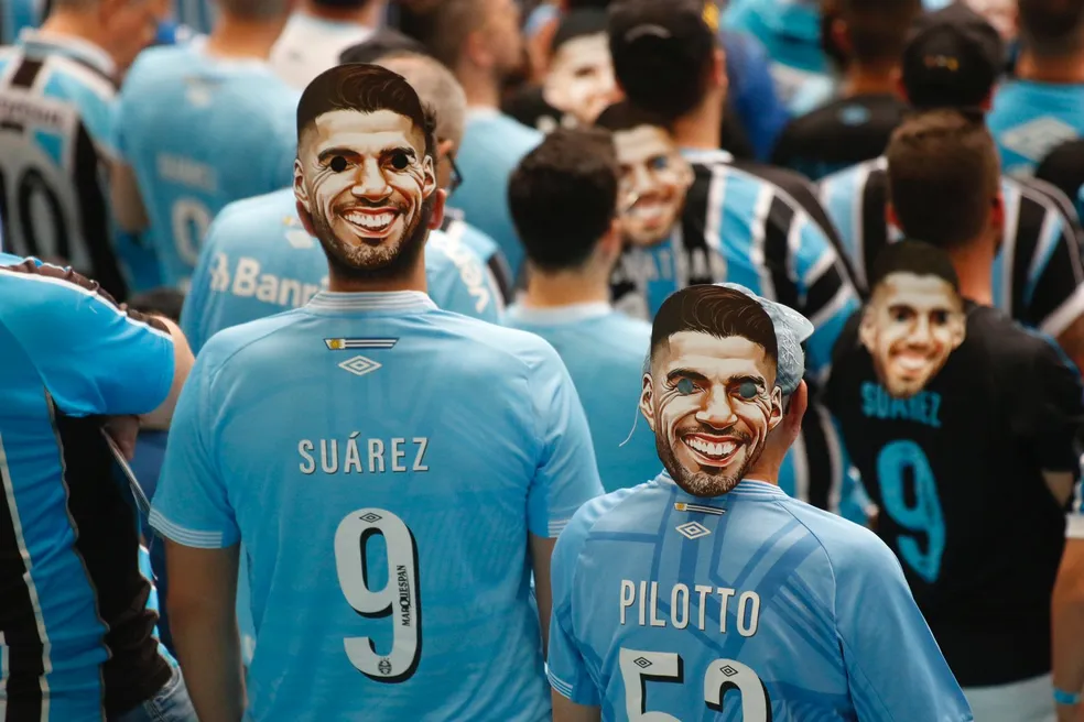 Suárez se despede da torcida do Grêmio na Arena em noite de vitória do tricolor