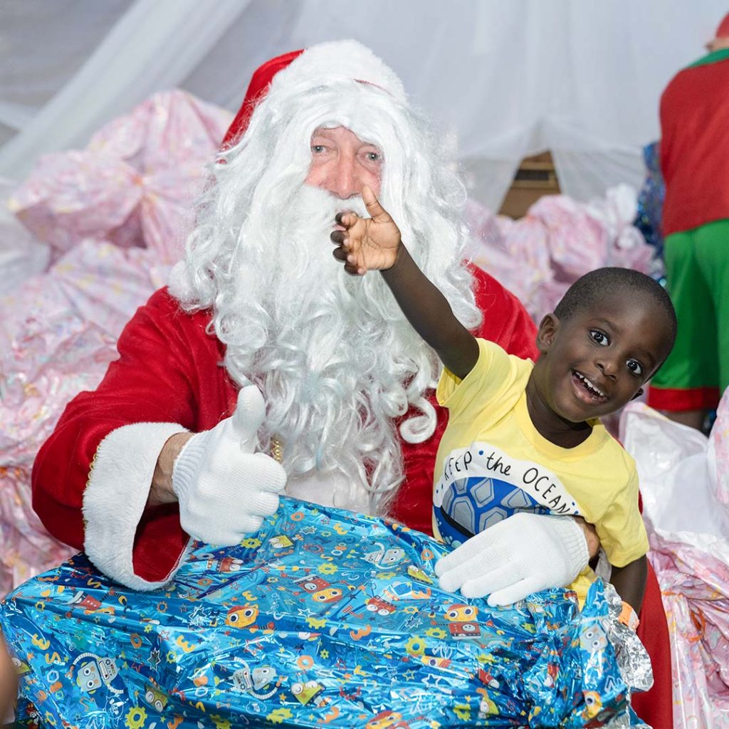 Positividade marca a festa de Natal das crianças com o espetáculo do Circo Moscou