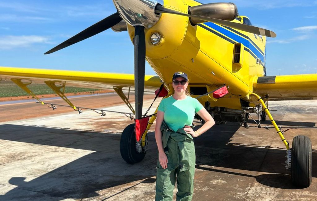 Naometoquense é a primeira brasileira certificada para pilotar maior avião agrícola do mundo