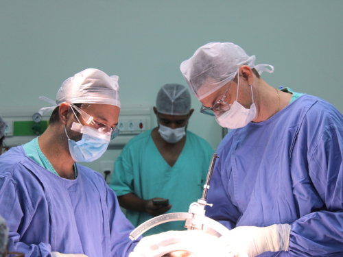 Neurocirurgia: HCC realiza cirurgia inédita no tratamento de doenças como Parkinson e tremor avançado