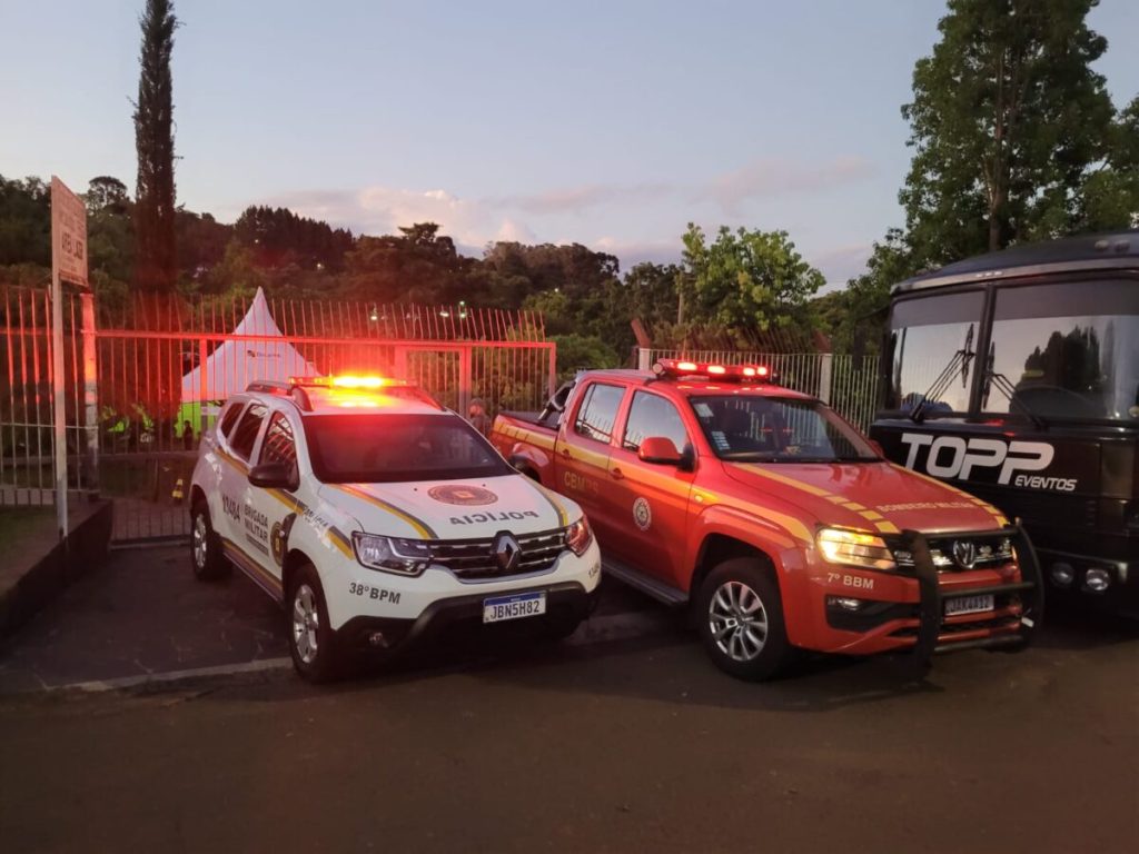 Corpo de Bombeiros Militar e Brigada Militar interditam festa irregular em Carazinho