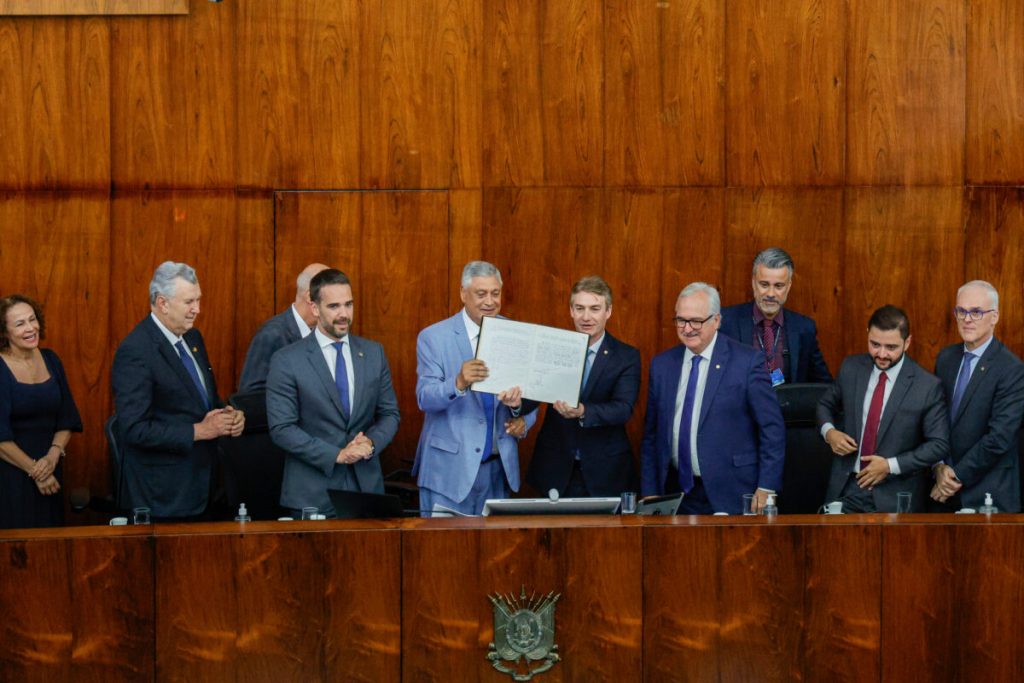 Adolfo Brito é empossado como presidente da Assembéia Legislativa do RS