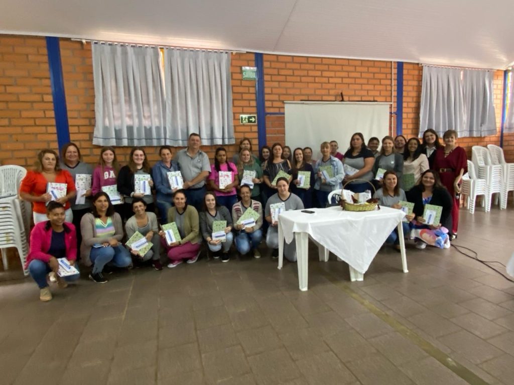 Lagoa dos Três Cantos garante material escolar gratuito para alunos na volta às aulas