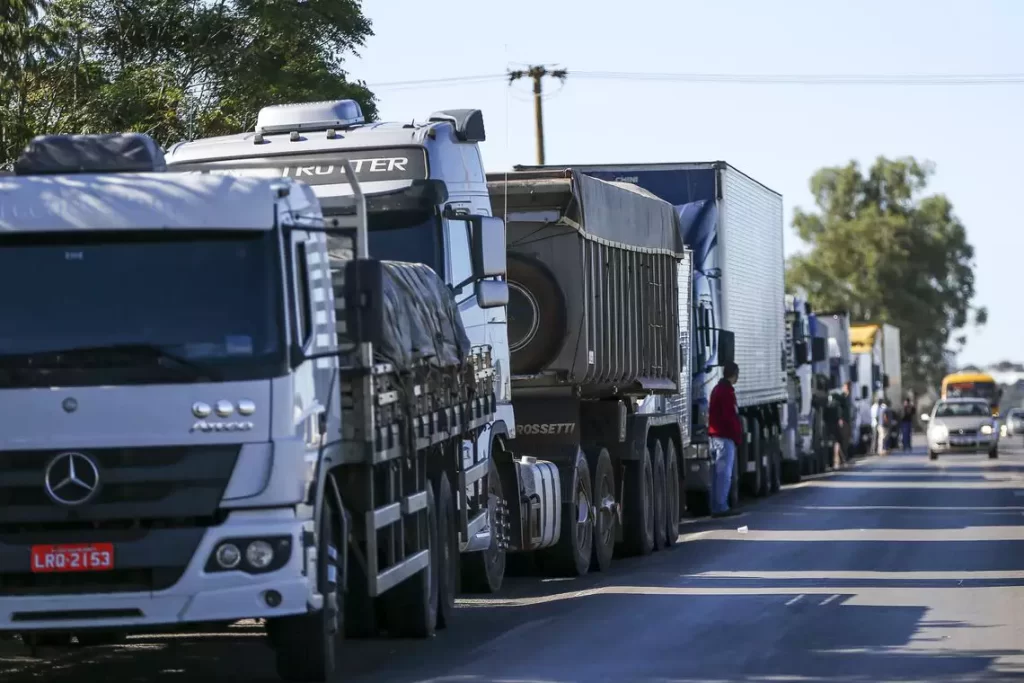 Motorista profissional sem exame toxicológico pode pagar multa a partir de 1º de maio