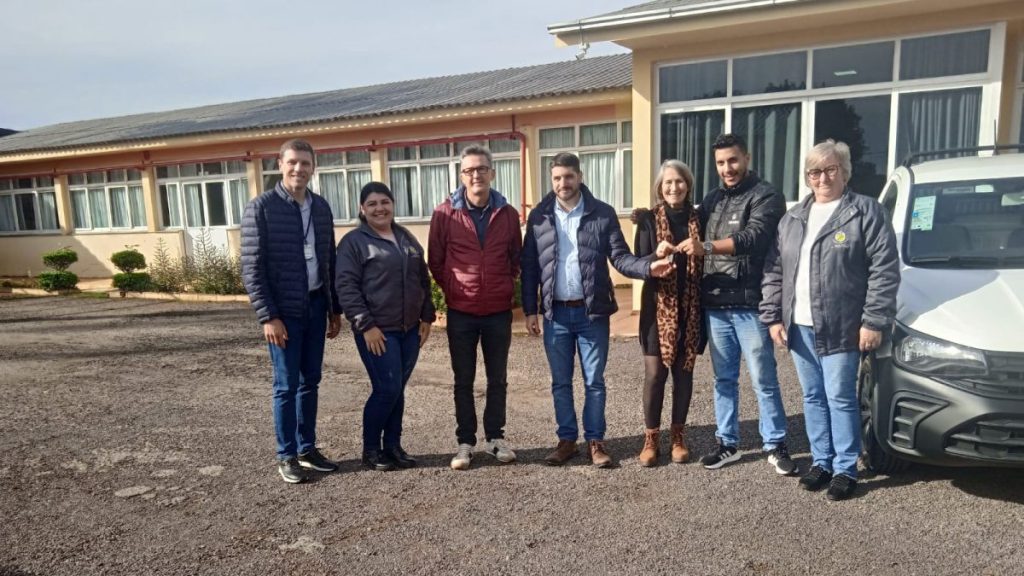 Lar do Idoso São Vicente de Paulo recebe veículo novo após entrega de projeto para investimento