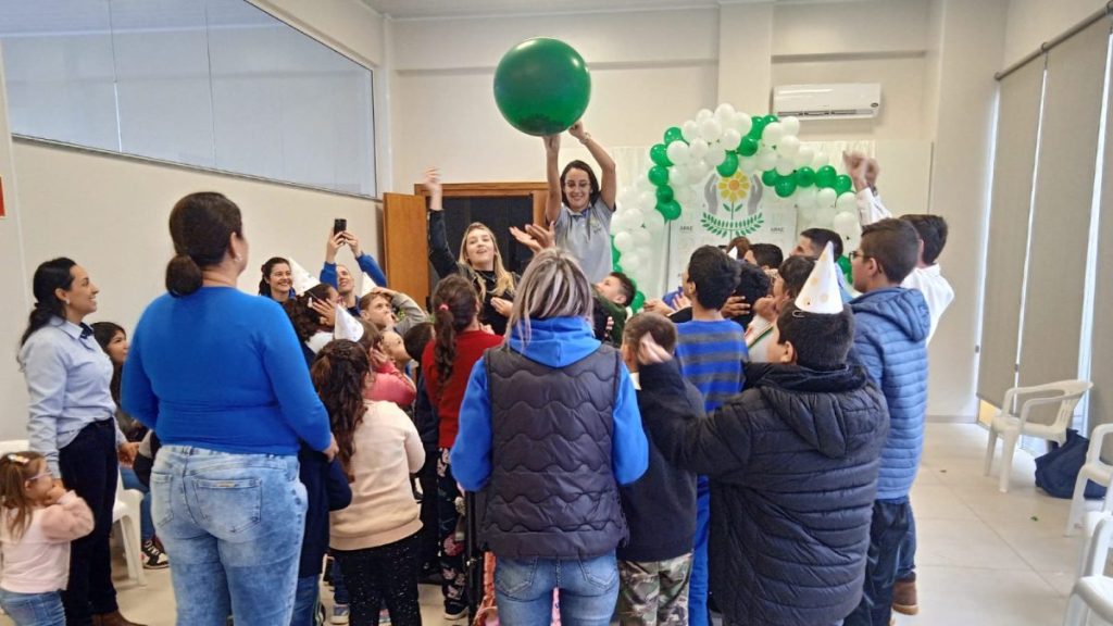 Alunos da Apae comemoram aniversário da escola que completa 50 anos no próximo domingo (19)