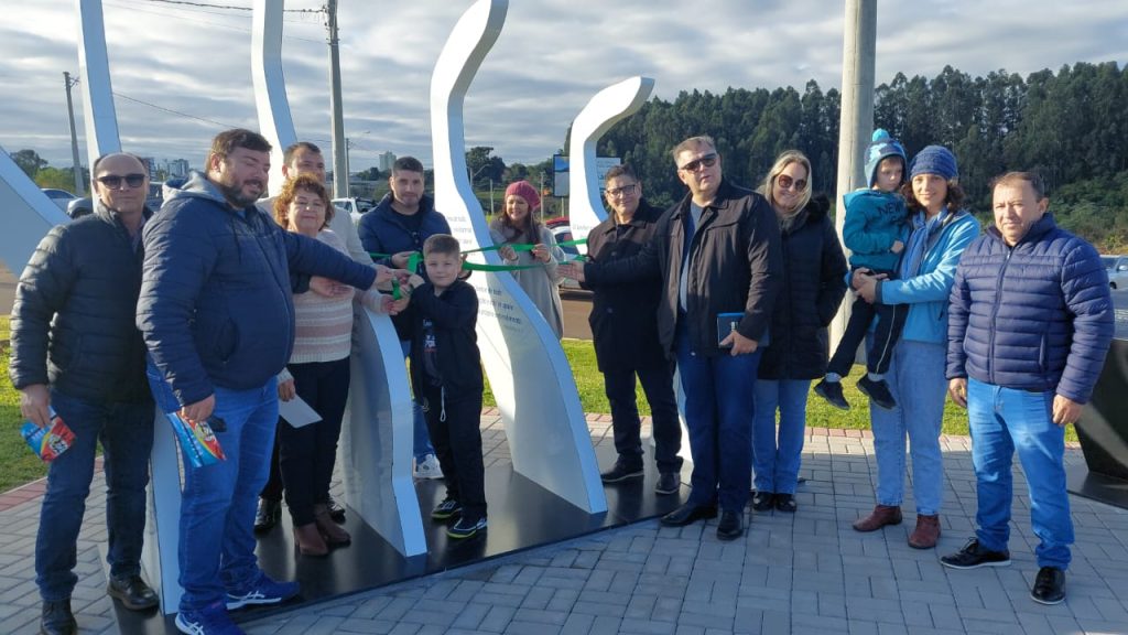 Monumento da Bíblia é inaugurado no Parque Municipal Caminhos do Lago
