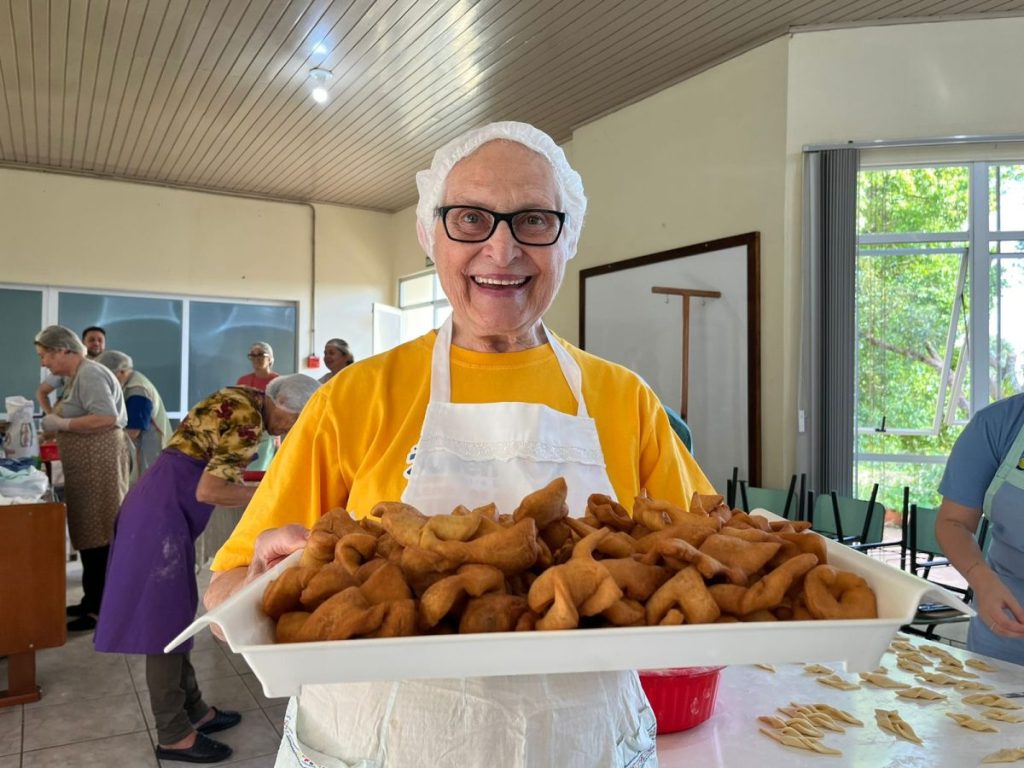 Irmãs da Casa Betânia produzem grostolis para enviar às crianças do município de Forquetinha