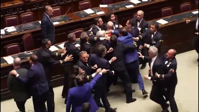 Briga generalizada interrompe sessão do parlamento italiano