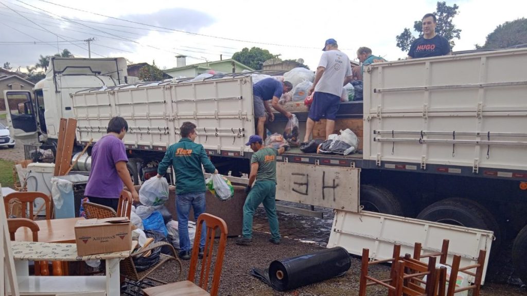 Doações entregues no Centro de Arrecadação de Não-Me-Toque lotam duas carretas