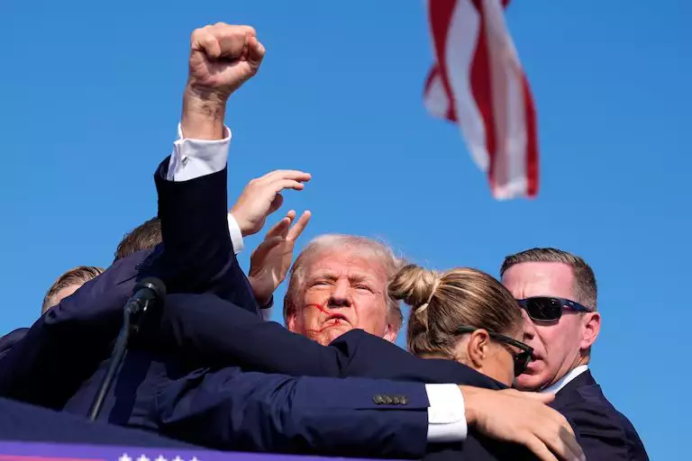 Donald Trump sofre atentado a tiros durante comício eleitoral nos Estados Unidos; franco-atirador foi morto