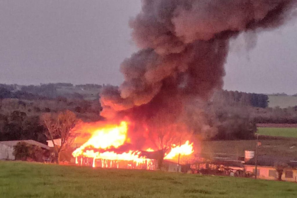 Incêndio destrói galpão de implementos agrícolas em Selbach