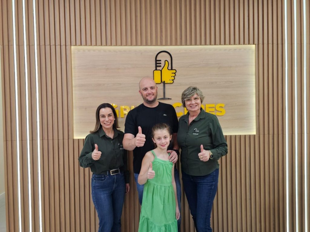 Representantes da Associação De Olho no Material Escolar participam do Bom Dia Amigos