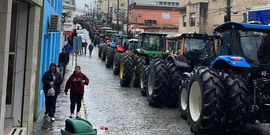 Protestos em 34 municípios gaúchos precedem manifestação do SOS Agro RS em Porto Alegre