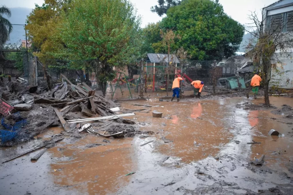 Defesa Civil gaúcha participa de teste do sistema do governo federal para envio de alertas sobre catástrofes climáticas à população