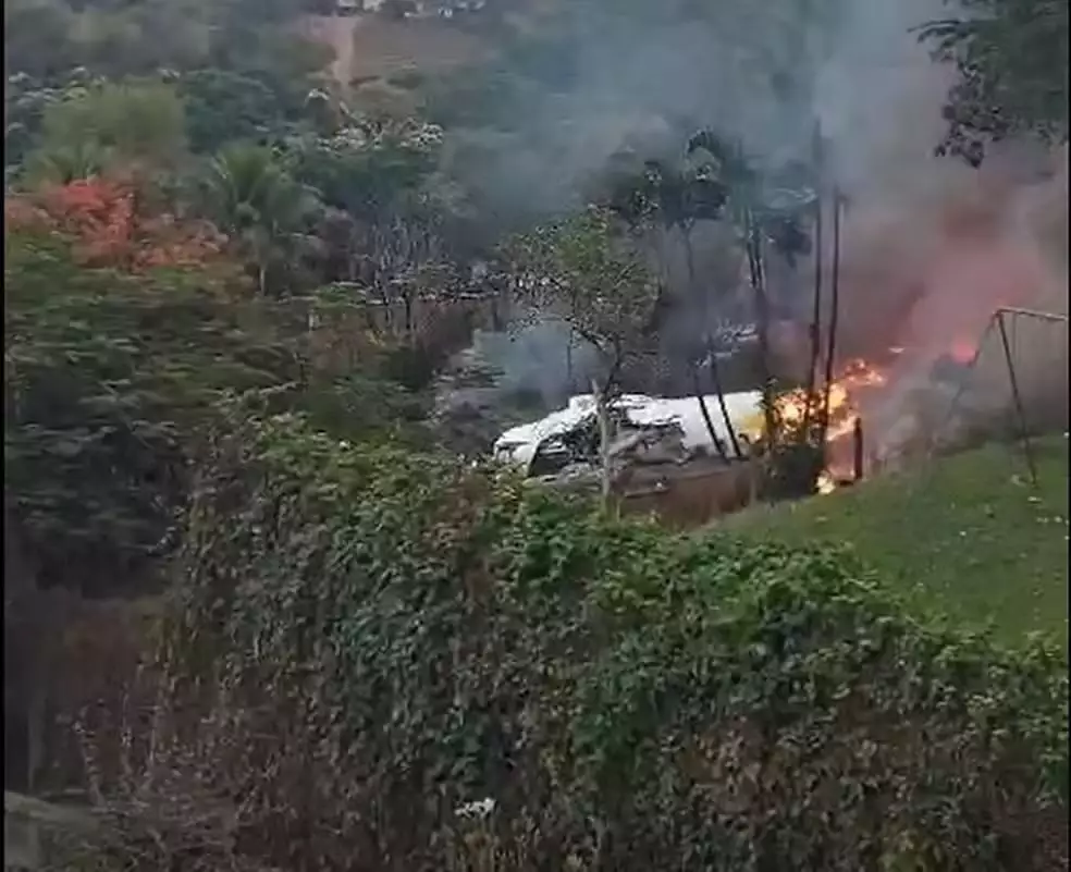 Avião com mais de 60 pessoas a bordo cai em Vinhedo, no interior de São Paulo; não há sobreviventes