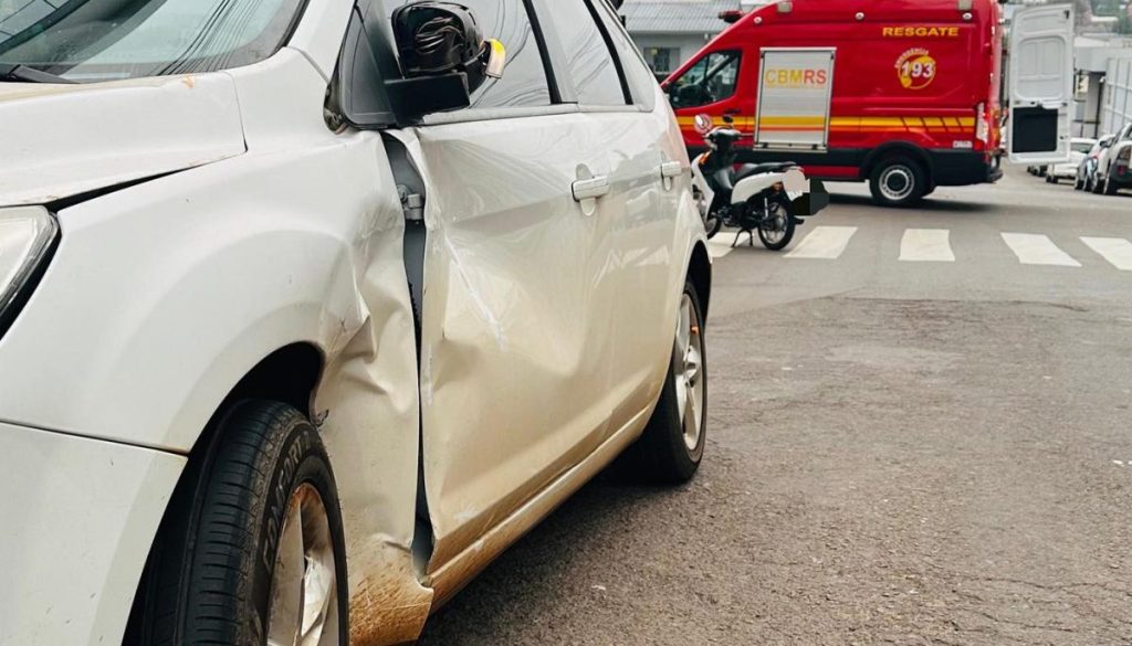 Motociclista fica ferido em acidente de trânsito no Centro de Passo Fundo