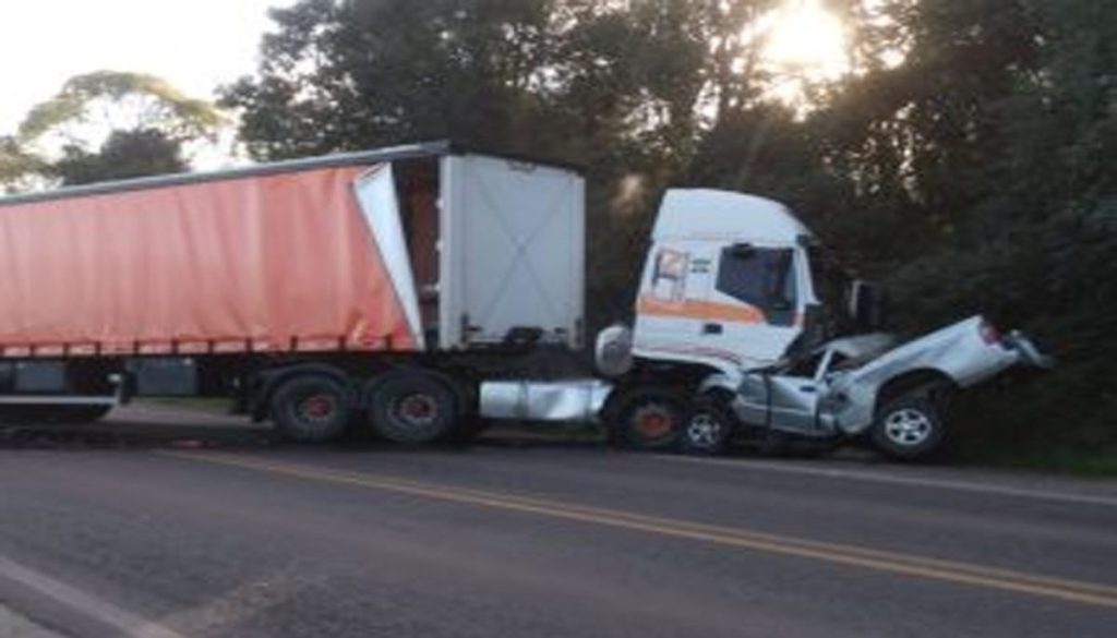 Colisão entre caminhão e caminhonete provoca morte de uma pessoa em Tapera