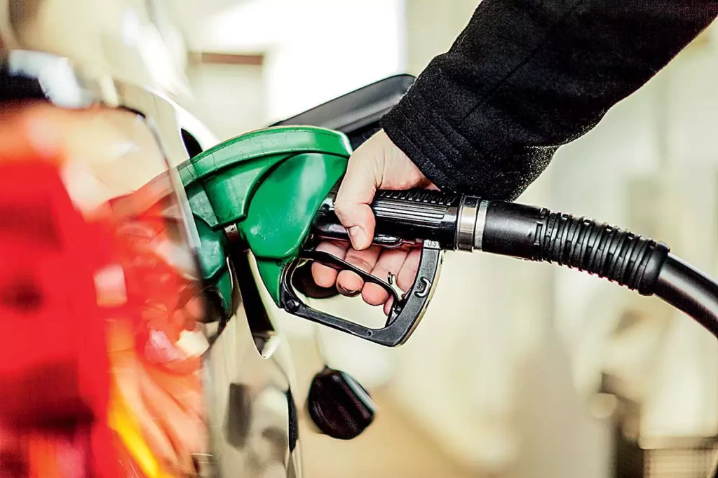 Gasolina no Brasil está 5% mais cara do que no mercado internacional, diz levantamento