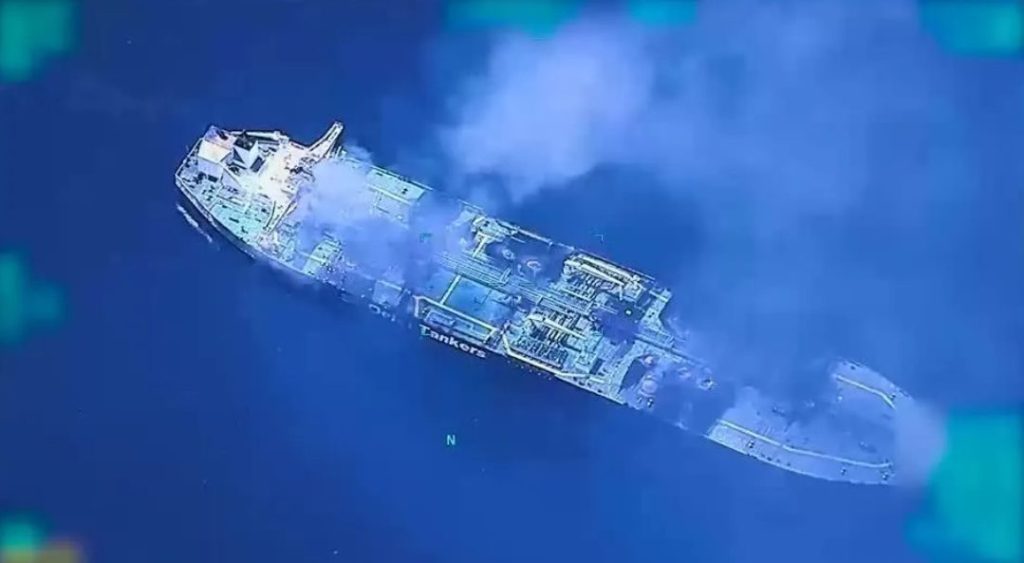 Empresas avaliam como lidar com navio em chamas para evitar grande vazamento no Mar Vermelho