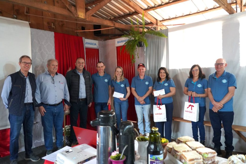 Cotrijal prestigia inauguração de ordenha robótica na Fazenda New Milk