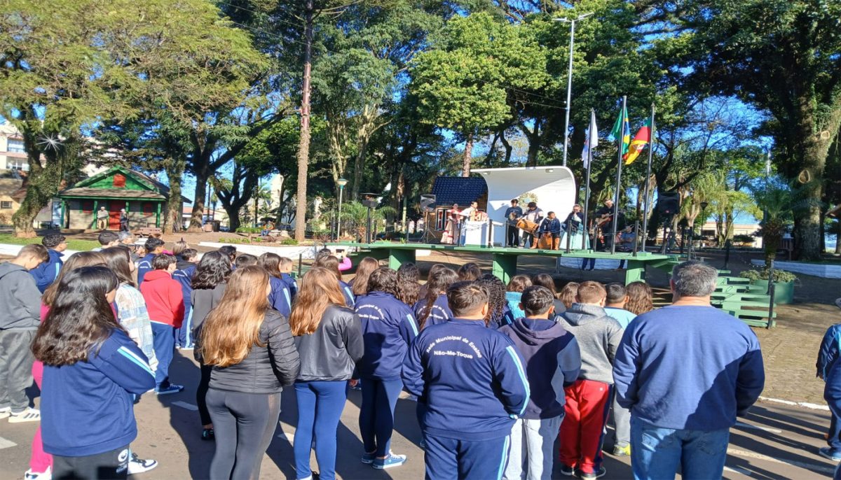 Apresentações no Altar da Pátria, café de chaleira e hasteamento das bandeiras marcam diariamente a Semana Farroupilha