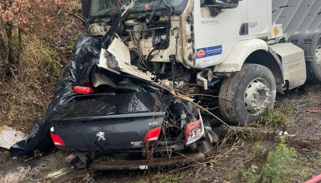 Mulher de 23 anos morre em colisão frontal na RS-324
