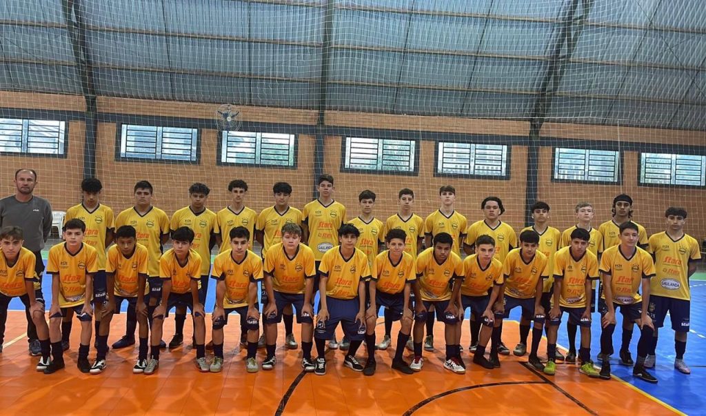 Escolinha de Futebol de Campo Ipiranga realiza entrega de uniformes