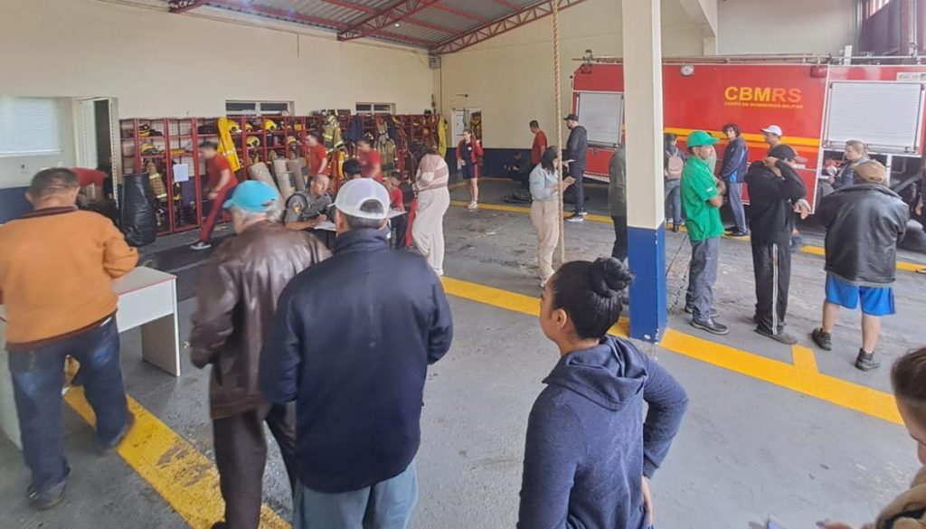 Carazinho é fortemente atingida pela chuva de granizo e moradores procuraram lonas e telhas