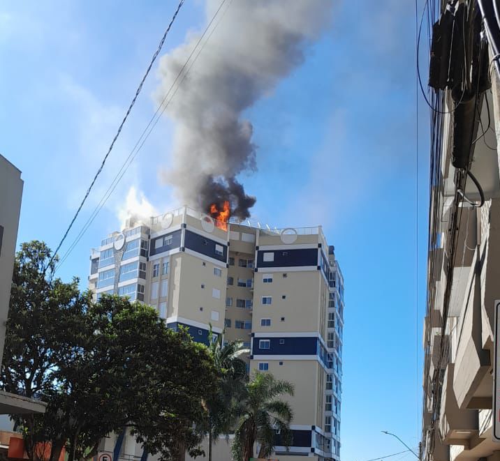 Incêndio atinge cobertura de prédio no centro de Carazinho