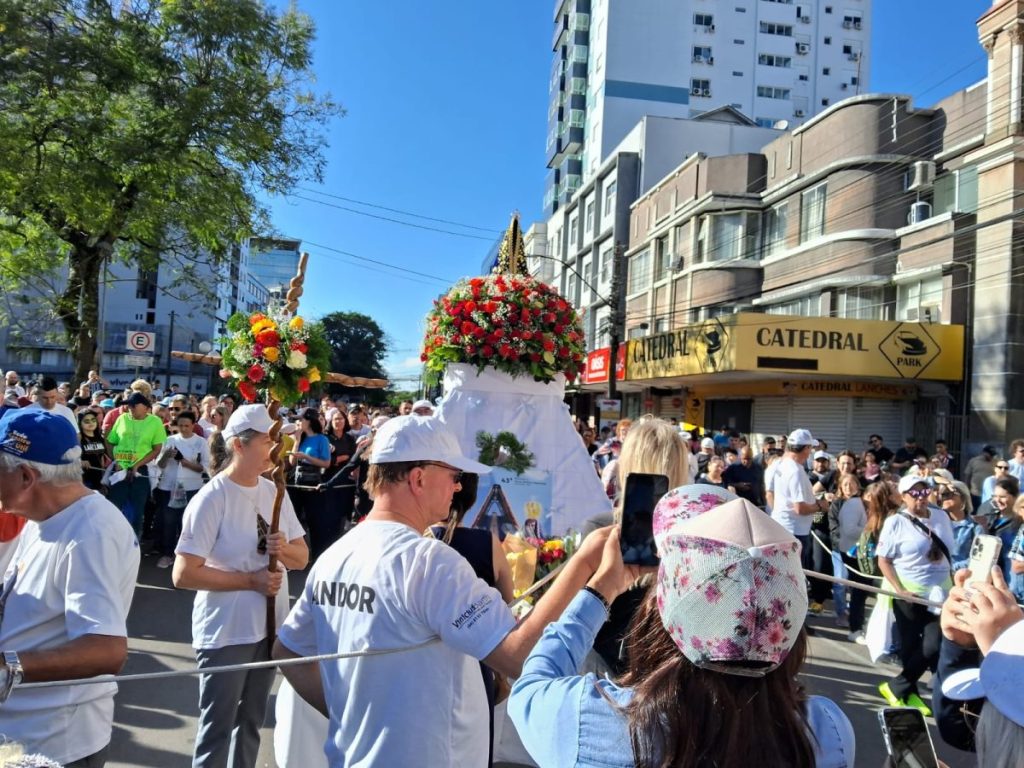 Milhares de fiéis participam da romaria em devoção à Nossa Senhora Aparecida