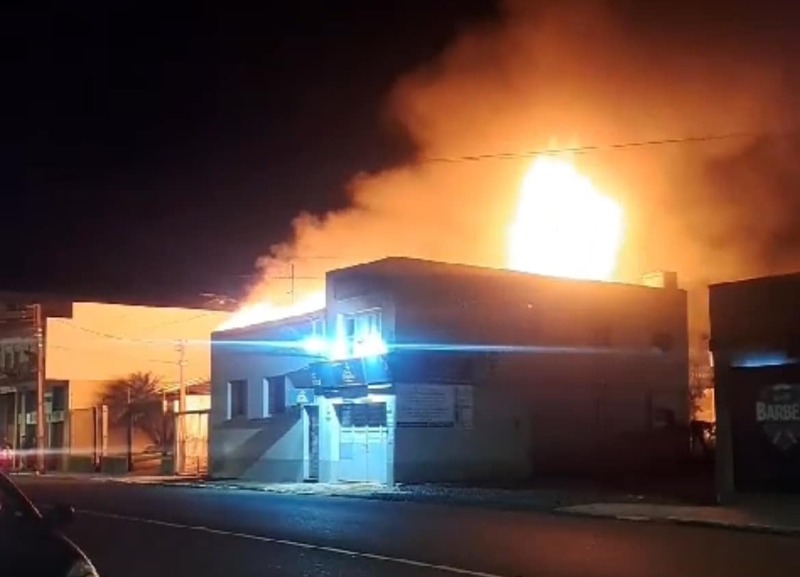 Corpo de Bombeiros Militar de Carazinho atende dois incêndios na madrugada, um deles com morte