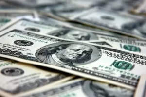 Dólar fecha abaixo de R$ 5 e Bolsa sobe no último pregão antes da eleição